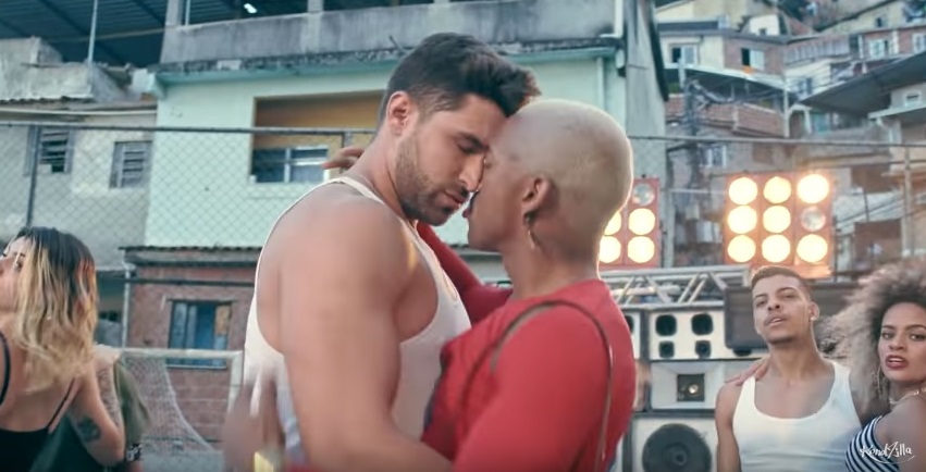 Nego do Borel dá beijão em cara sarado em novo clipe