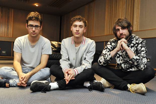 O trio que forma o Years & Years: Emre Turkme, Olly Alexander e Mikey Goldsworthy