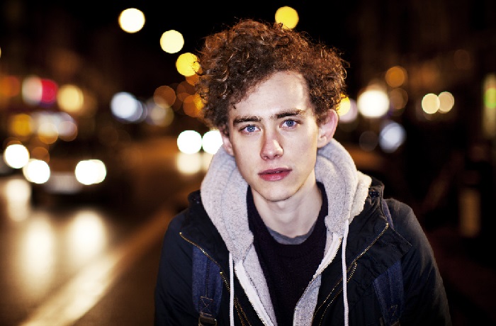 Olly Alexander, vocalista do Years & Years, que é gay assumido, fala sobre letras usando pronome masculino
