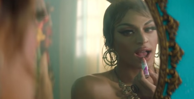 Pabllo Vittar realiza product placement - marcas famosas anunciam no clipe de Corpo Sensual