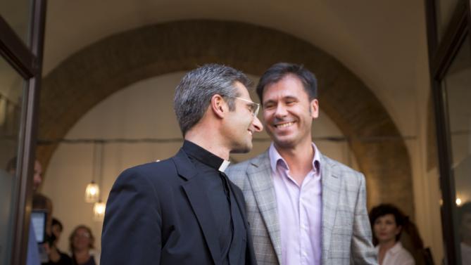 Padre polonês Krysztof Charamsa declarou-se gay e apresentou o companheiro um dia antes do sínodo dos bispos. Vaticano o demitiu