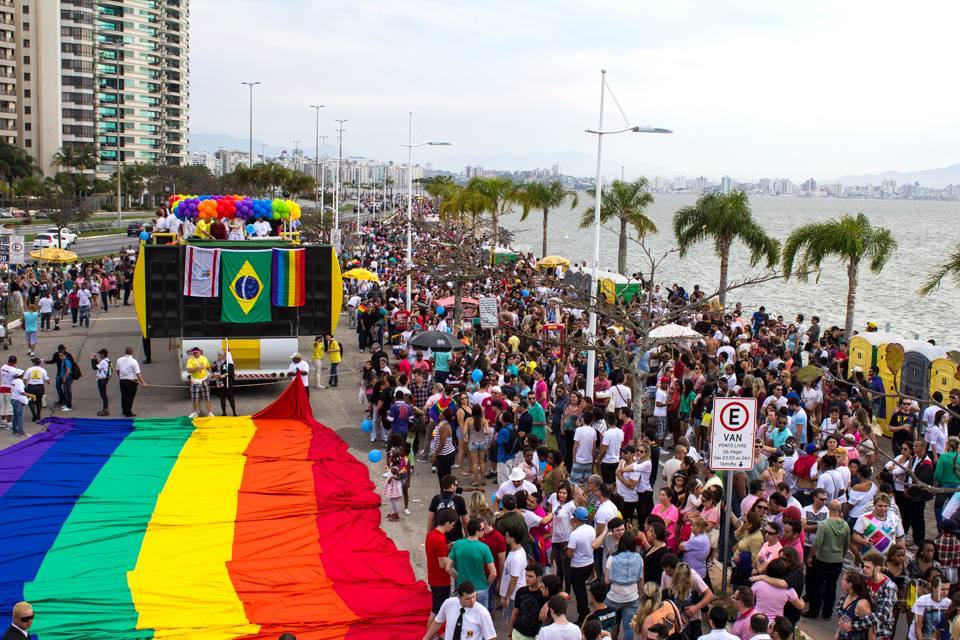 9ª Parada da Diversidade de Floripa acontece na Avenida Beira-mar Norte