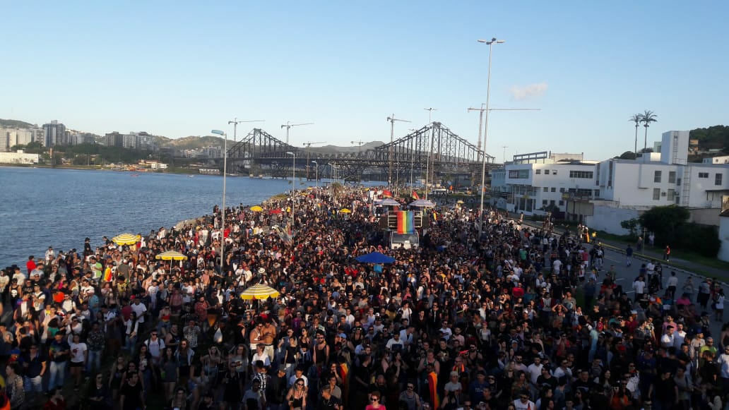 12ª Parada do Orgulho LGBTI+ de Florianópolis 2018 coloriu a cidade. Veja fotos.