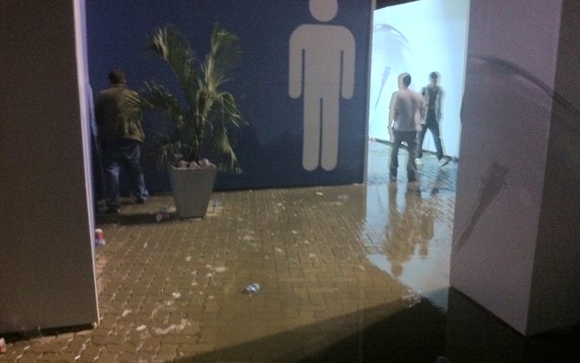 Pegação gay em banheiros masculinos do Rock in Rio