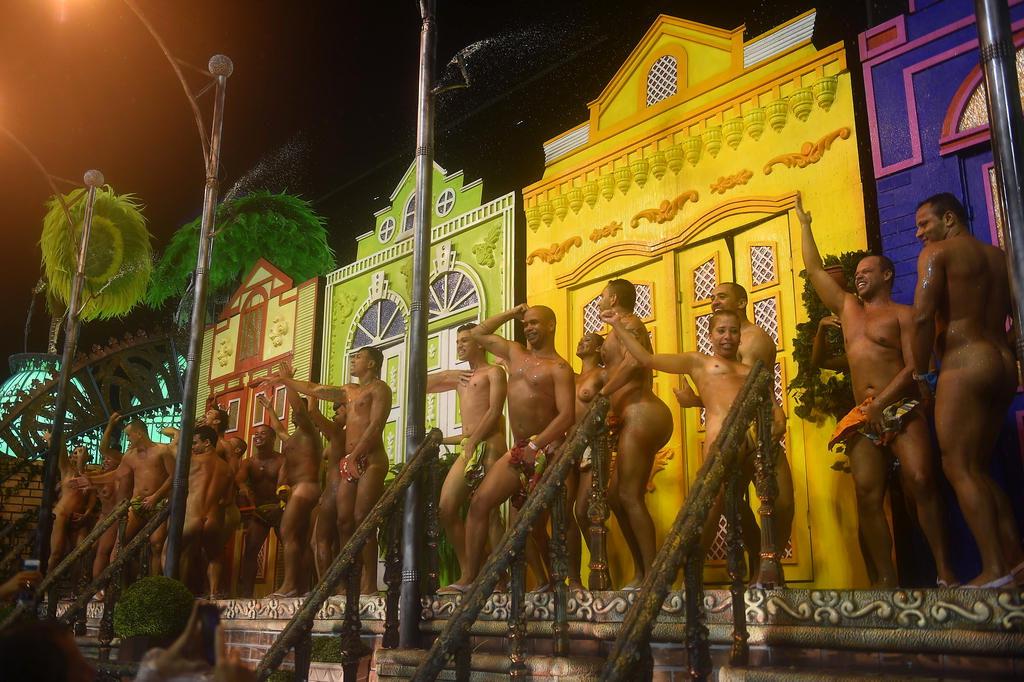 Carros foi o mais badalado do desfile da Mocidade. Foto: AFP