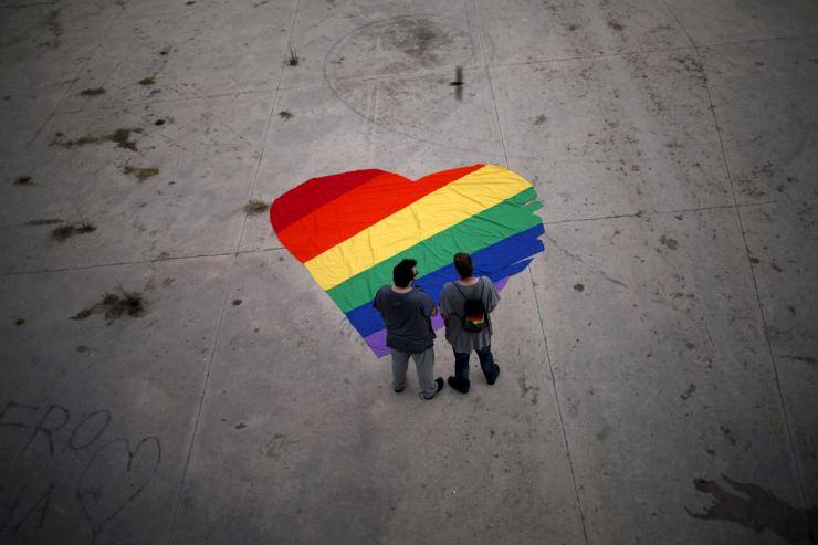 Sair do armário é mais importante para gays brancos que para latinos, diz pesquisa