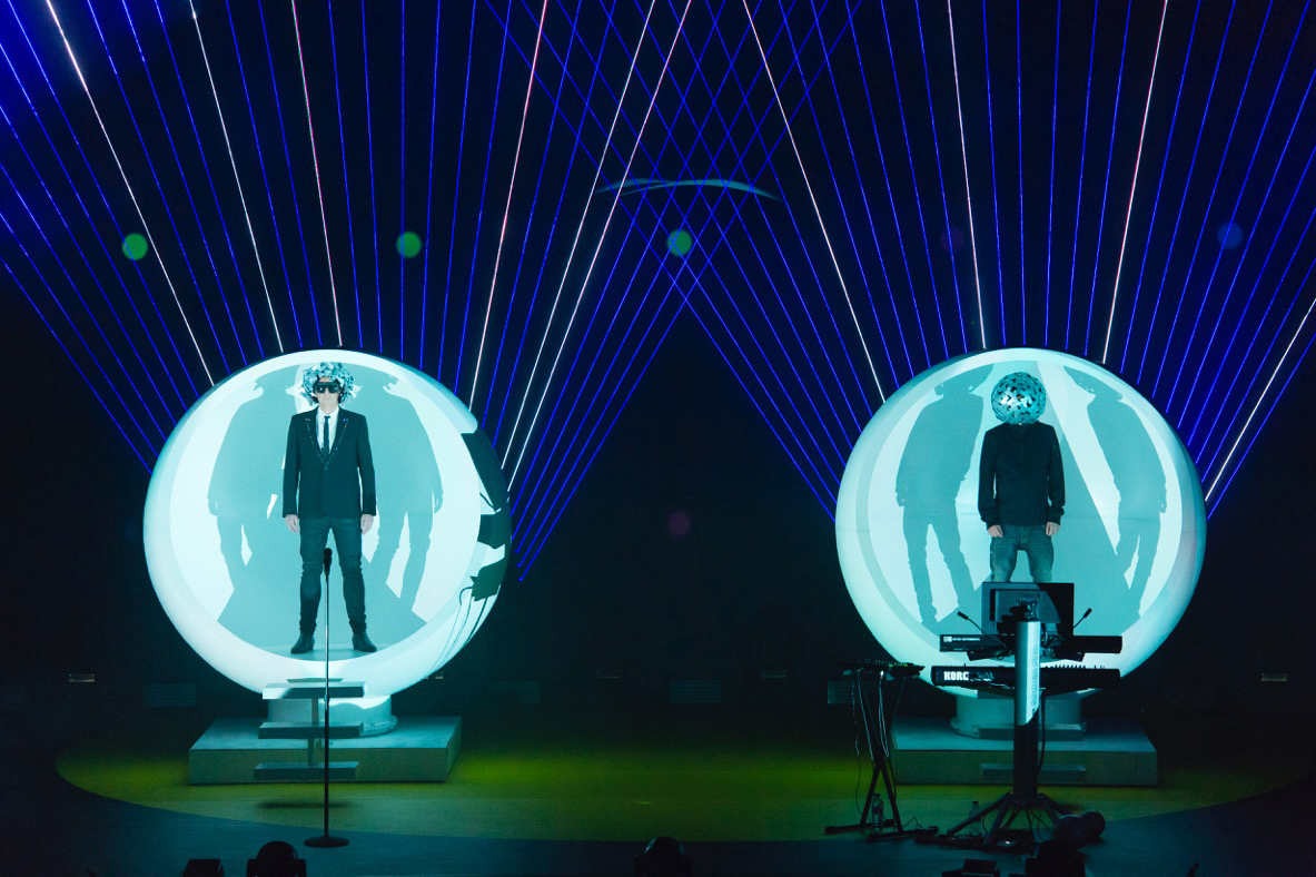 Pet Shop Boys - dupla e icone gay faz show em Brasília e São Paulo