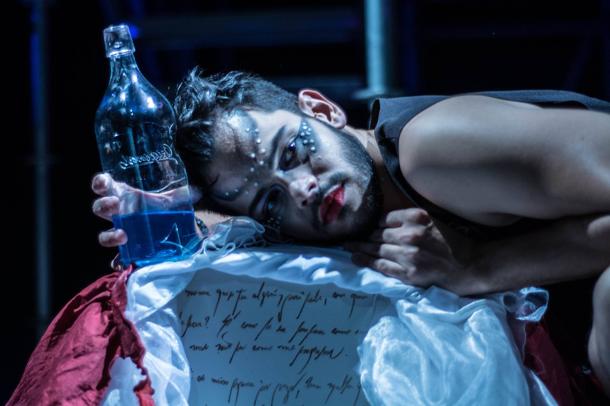 Danilo Miniquelli na peça de temática gay e trans 'Pobre Super-Homem', no Teatro Sérgio Cardoso, em São Paulo