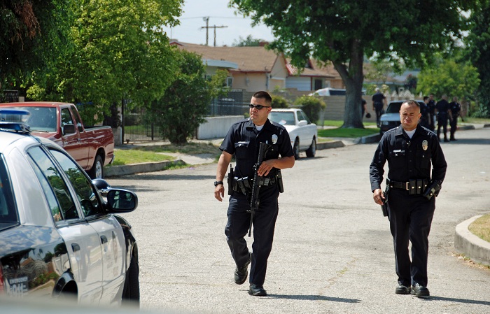 Polícia encontra homem com explosivos e rifles perto da Parada Gay de Los Angeles