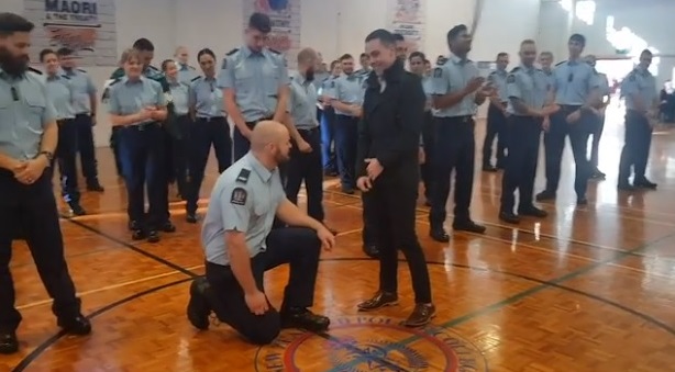 Policial gay pede namorado em casamento no dia da formatura na Nova Zelândia