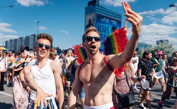 Presidente da Polônia veta lei que daria direitos a casais gays