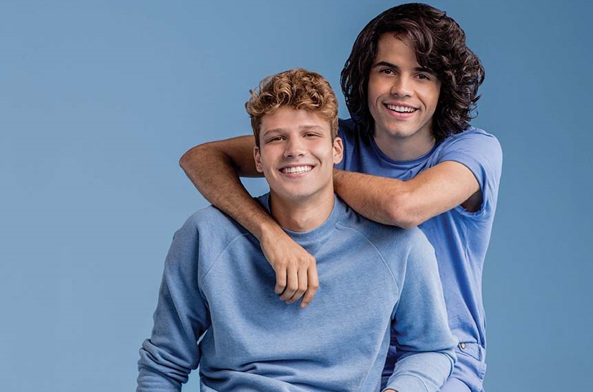Casal gay faz parte de campanha da Leite de Rosas