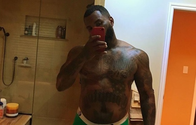 Rapper The Game mostra a 'berinjela' de novo no Instagram