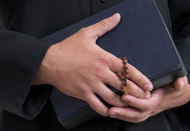 Padre católico é suspeito de ter colocado câmera no banheiro da paróquia nos Estados Unidos