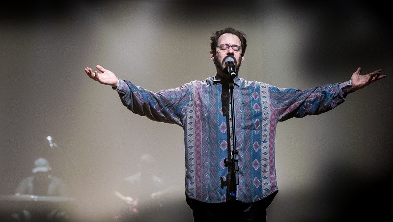 Bruce Gomlevsky interpreta Renato Russo em musical no Teatro Shopping Frei Caneca
