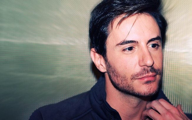 Ricardo Tozzi relembra de episódio homofóbico de coronel que dizia que matava gay
