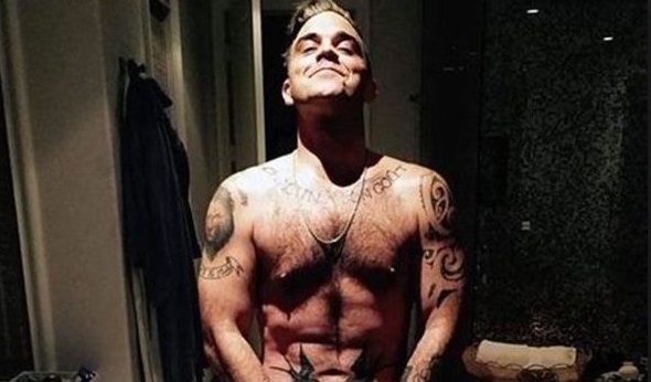 Robbie Williams fica pelado de novo na capa de CD