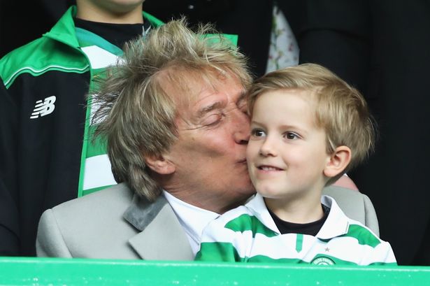 Rod Stewart diz que gostaria de comprar vestidos para filho mais novo, Aiden