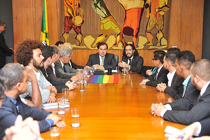 Rodrigo Maia recebe ativistas LGBT e deputados que apoiam direitos LGBT