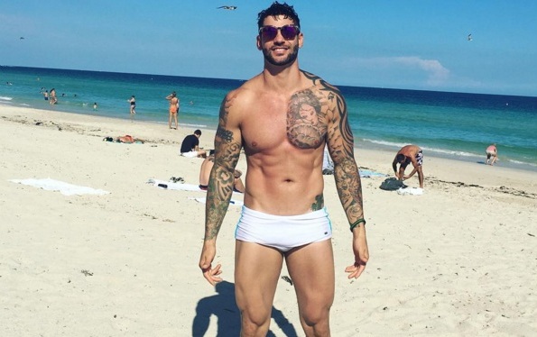 Ex-BBB Rodrigo Portuga posta foto pelado (do bumbum) no Instagram