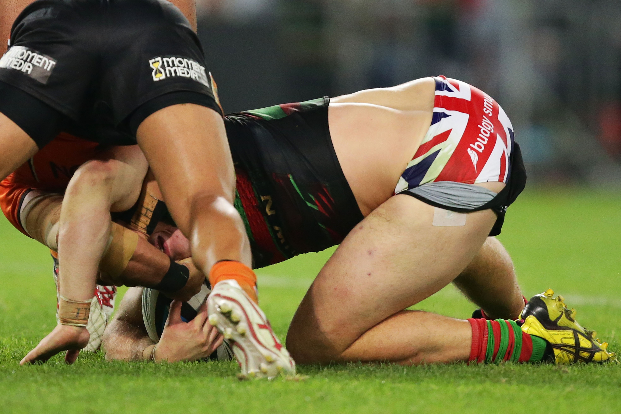 Vídeo reúne atletas gostosões do rugby ficam com bundas de fora durante a partida