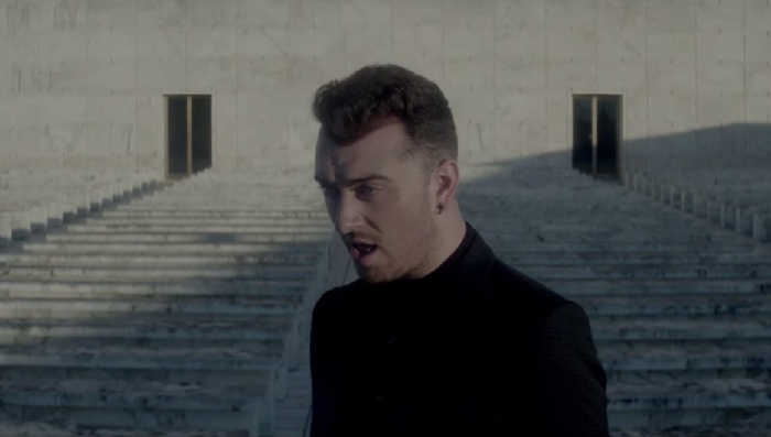 Sam Smith, primeiro gay declarado a gravar um tema de James Bond, lança videoclipe de Writing's on the Wall
