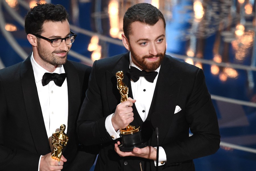 Jimmy Napes e Sam Smith agradecendo melhor canção no Oscar 2016: Orgulho de ser gay