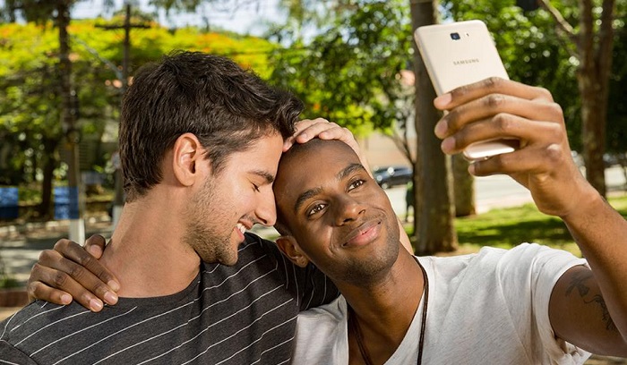 Samsung faz anúncio com casal gay no Facebook