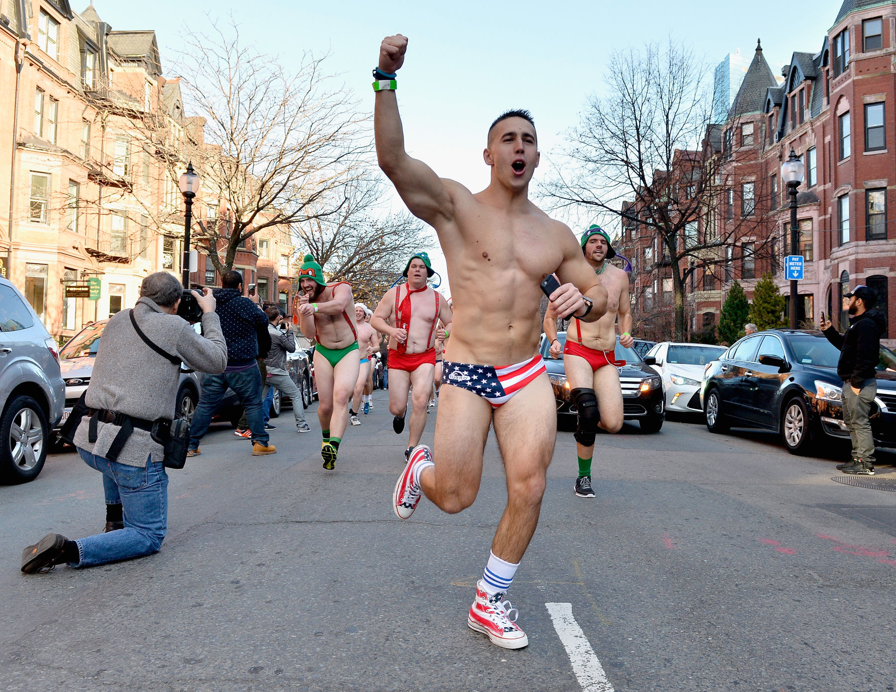 Speedo Run Santa: malhados e gostosos correm pelas ruas de Boston só de sunga