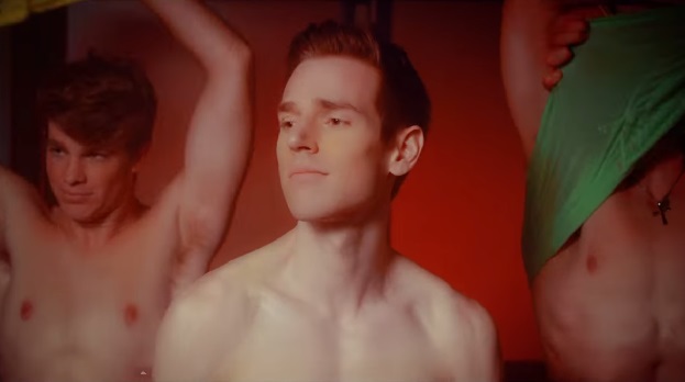 Scotty Dynamo tira a roupa e se assume gay no vídeo de 'Show Me Yours'
