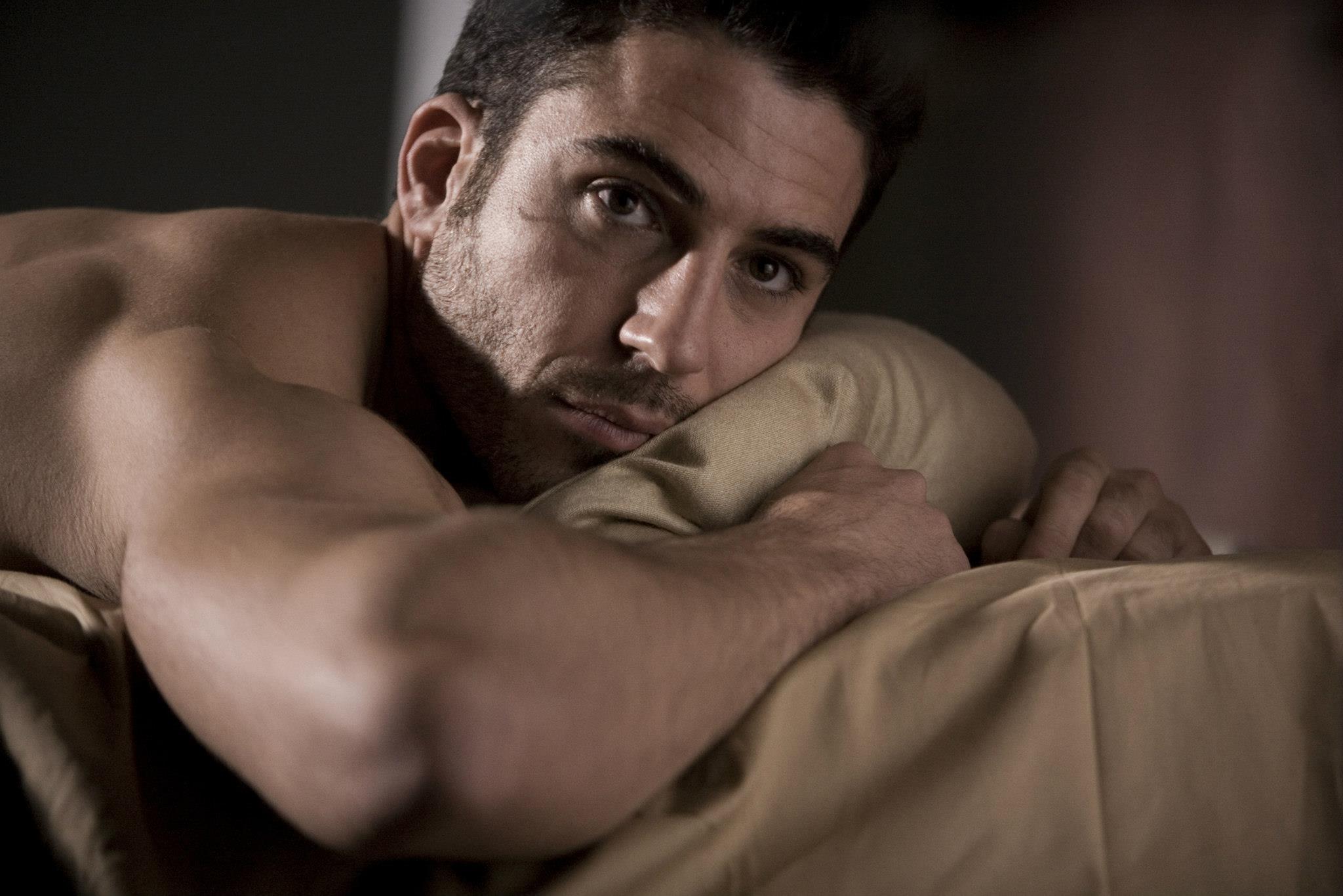 Miguel Ángel Silvestre interpreta um homem que tem um caso gay com outro personagem em 'Sense8', da Netflix