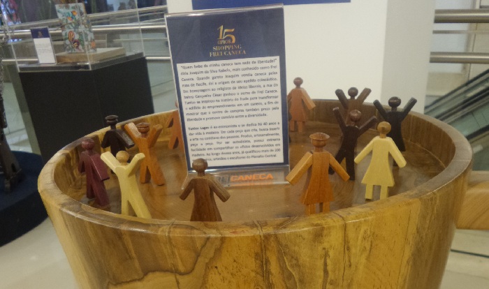 Obra celebra a diversidade em exposição no Shopping Frei Caneca, um dos points gays de São Paulo