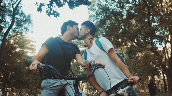 Smirnoff lança vídeo com beijos gays em campanha pró-LGBT