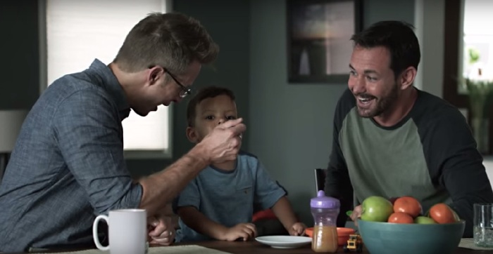 Sopa Campbell's faz anúncio com casal gay e filho para mostrar novas famílias e a linha de sopas Star Wars
