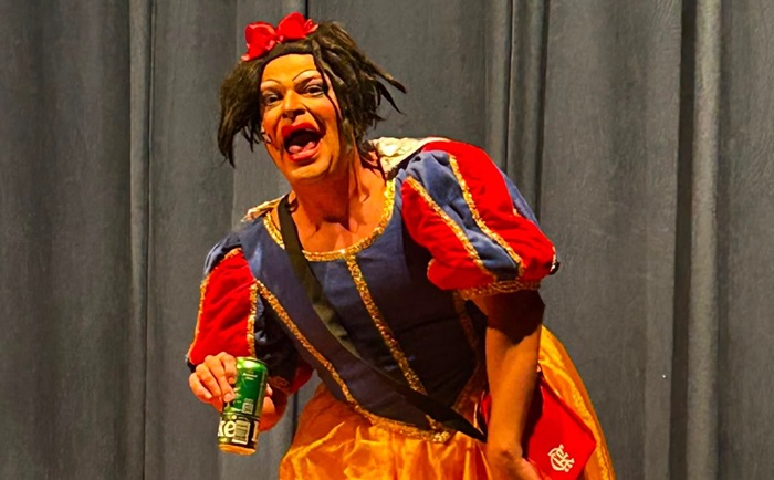 Suzy Brasil se apresenta em teatro na zona oeste