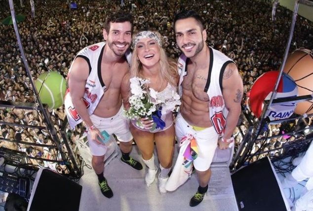 Claudia Leitte: em cima de seu trio, Thales Sabino pede Éder Malta em casamento