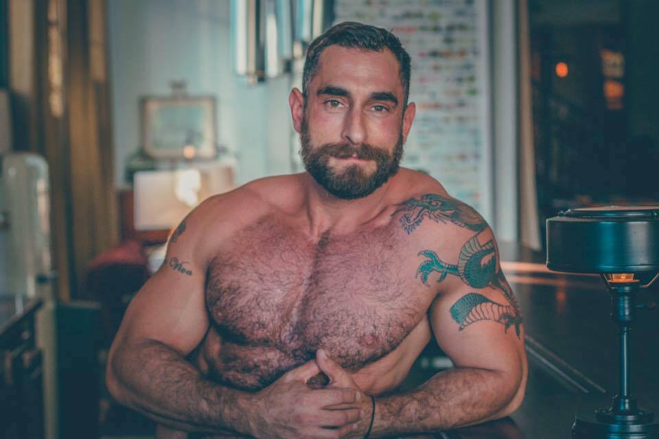 The Bear-Naked Chef: gostosão urso Adrian de Berardinis ensina a cozinha sem roupa