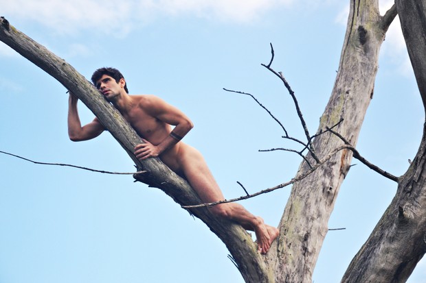 Tiago Homci totalmente nu em cima da árvore. Foto: Sergio Santoian/Divulgação