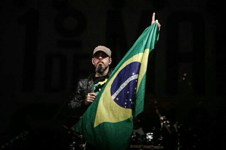 Tico Santa Cruz faz discurso contra o Congresso e a favor dos LGBT em show da CUT em São Paulo. Foto: Mídia Ninja