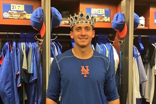 T.J. Rivera, do New York Mets, é clicado no vestiário e dildo gigante aparece atrás dele na foto