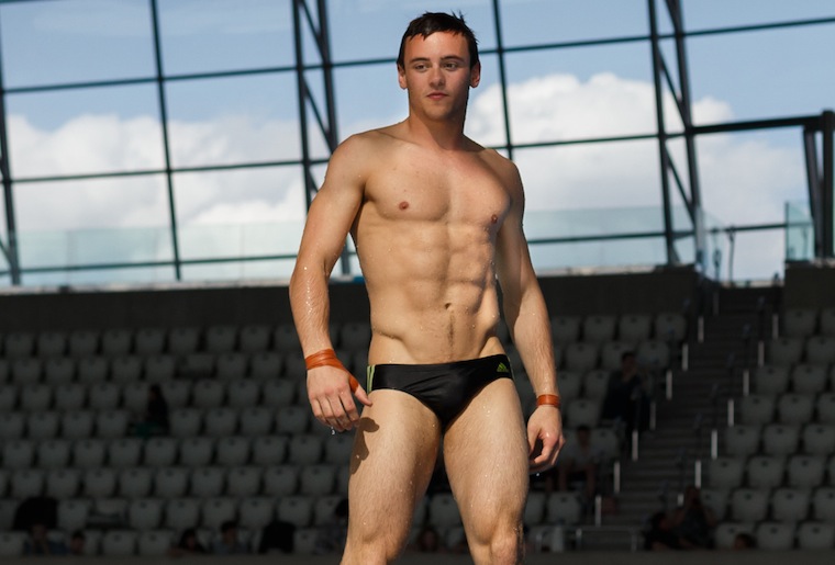 Tom Daley usa sunga minúscula no salto ornamental. Alteta gay virá para a OIimpíada do Rio