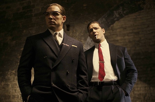 Os irmãos gêmeos gângsteres Kray interpretados por Tom Hardy. Um deles era bissexual e outro tinha rumores de ser gay