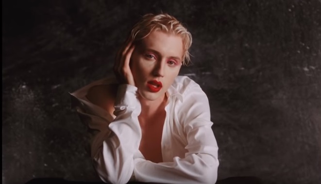 Troye Sivan lança vídeo para 'Bloom'