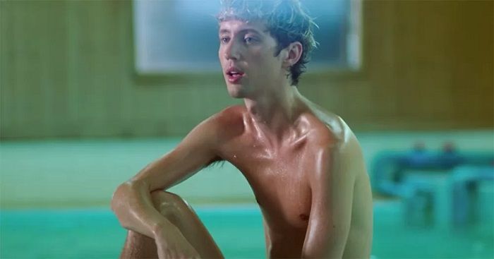 Troye Sivan fica pelado em sauna da Tailândia em novo clipe