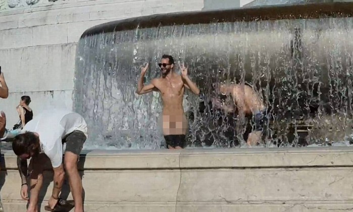 Turistas pelados em monumentos italianos