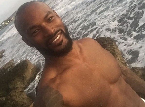 Modelo Tyson Beckford posta fotos pelado, do bumbum, no Instagram