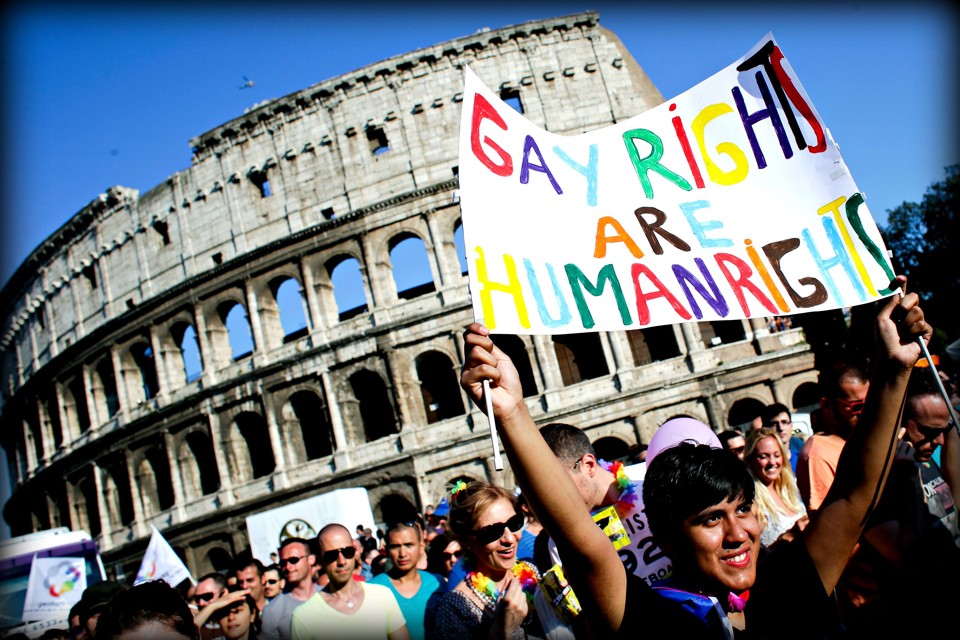 Senado da Itália aprova união civil gay