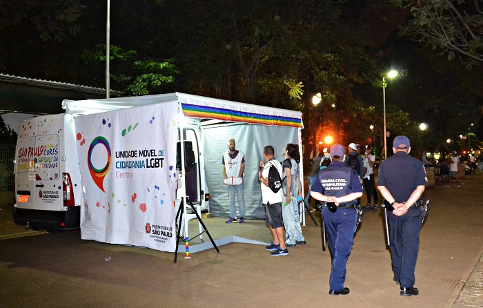 Unidade Móvel da Coordenação de Políticas para LGBT que passa pelo Arouche e pelo centro de São Paulo