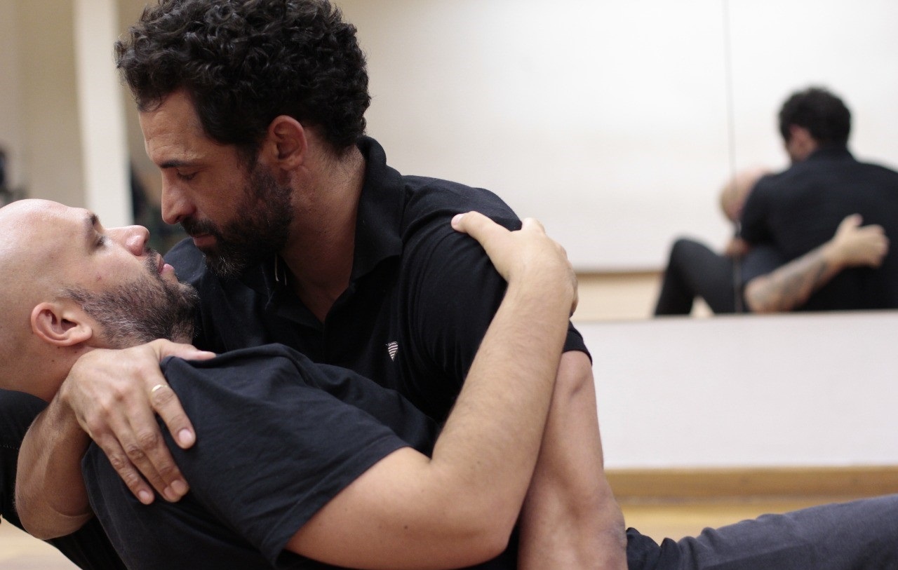 Vidros Arriados: peça sobre casal gay faz temporada no Espaço Parlapatões