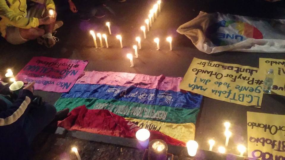 Vigília na Avenida Paulista, em São Paulo, presta homenagem aos mortos em boate gay de Orlando que sofreu ataque terrorista